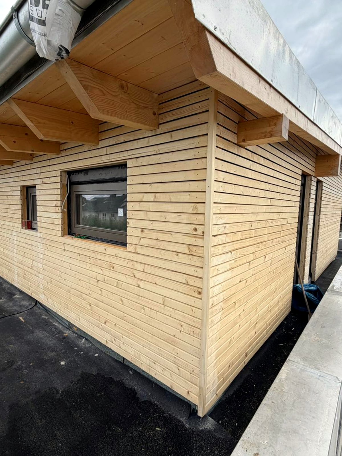 Holzfassade mit moderner Holzverkleidung